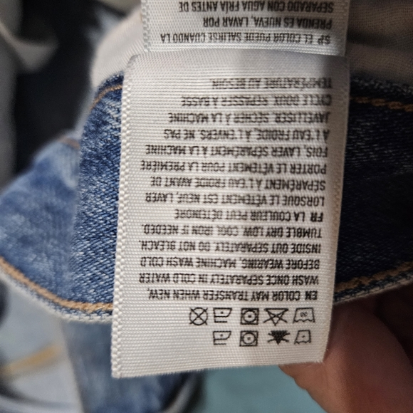 American Eagle woman's heavily distressed mom jeans - Picture 5 of 14